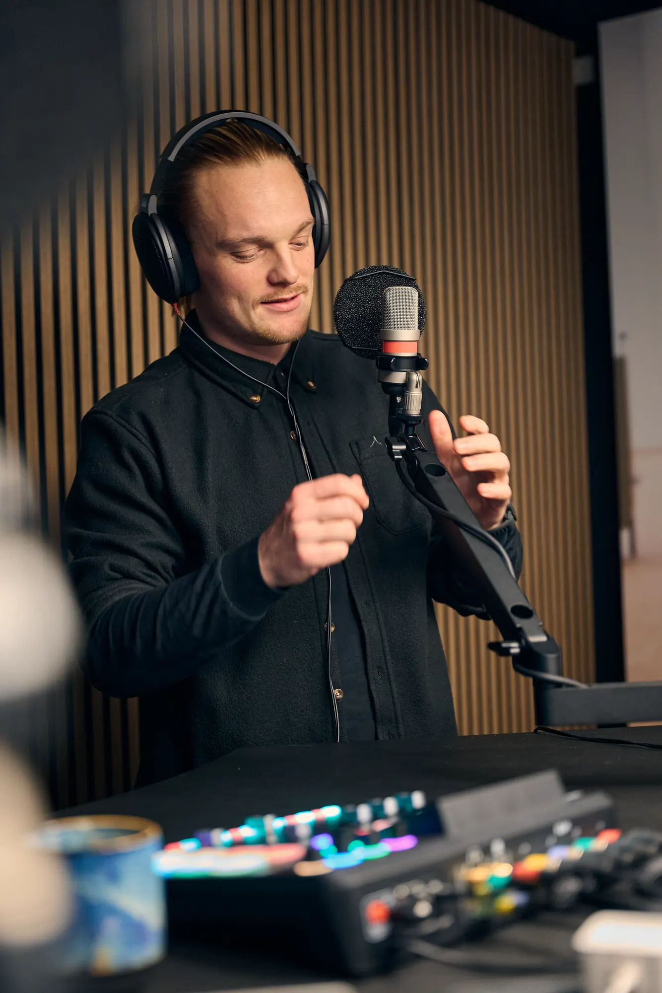Vært ved mikrofonen i studiet hos TV2 Østjylland