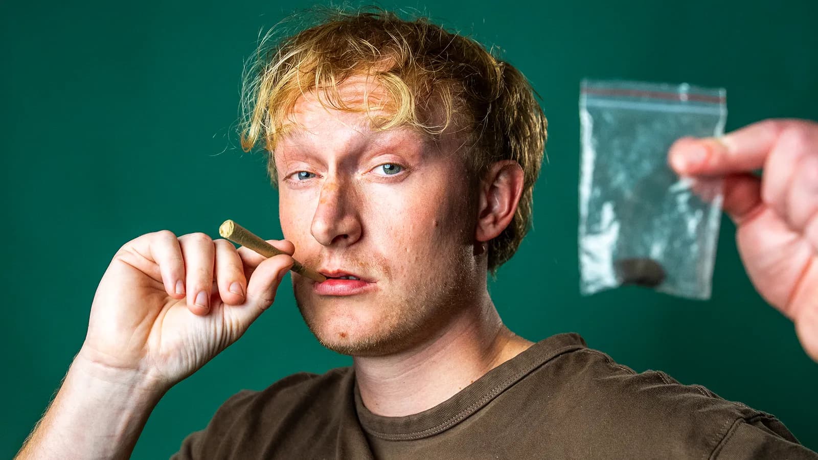 Før/efter — råbilledet og den færdige thumbnail til videoen om lovlig hash