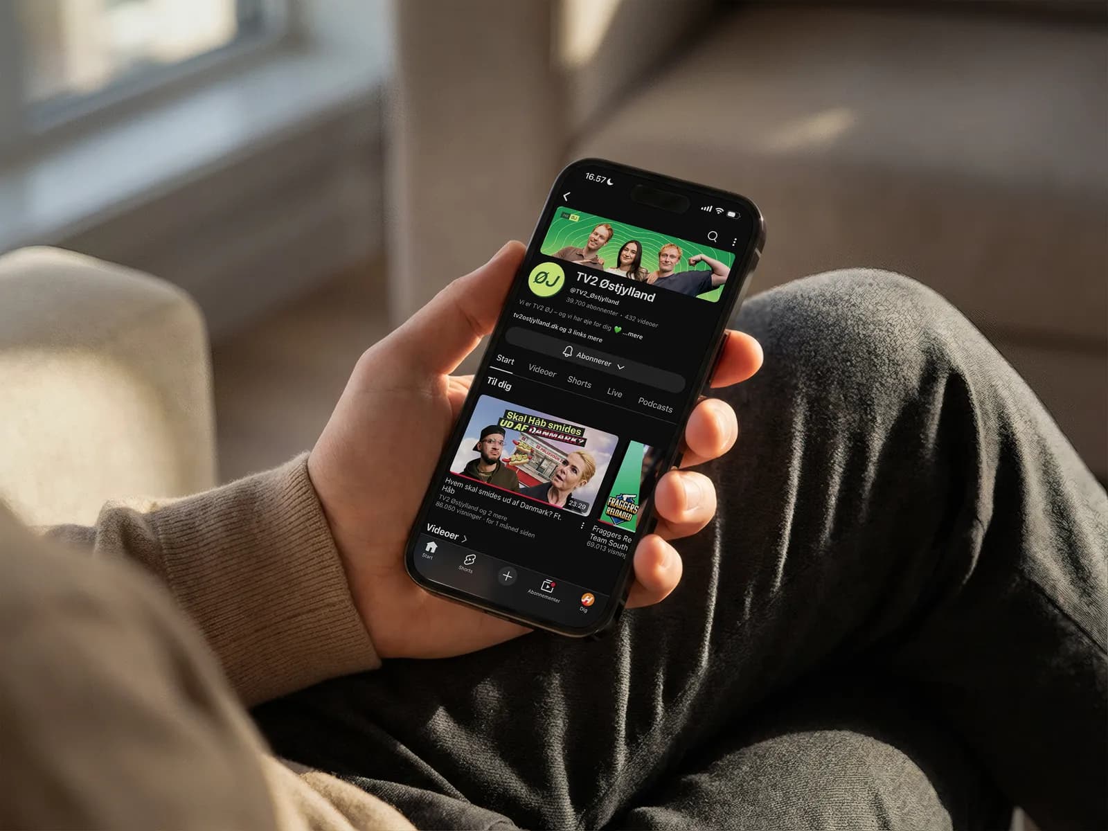 YouTube-identiteten i feedet på en telefon